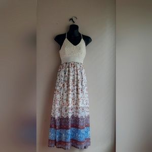 Must have Maxi Dress, size small!!